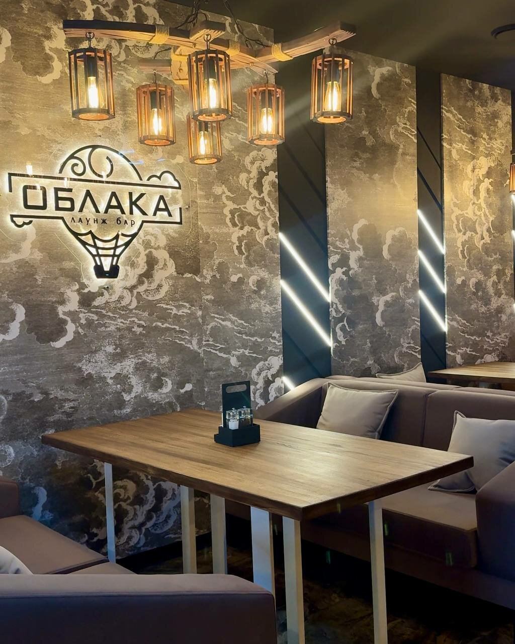 Стена с логотипом «Облака» и подвесными светильниками на Кемеровской